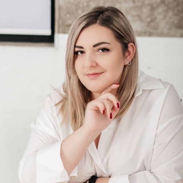 Анна Золотарьова